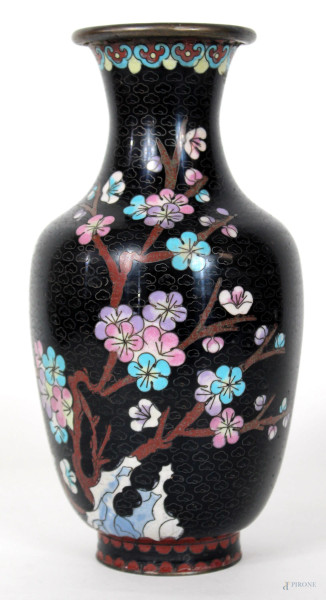 Vaso cloisonn&#232;, fondo nero, decoro a motivi floreali, altezza cm. 21