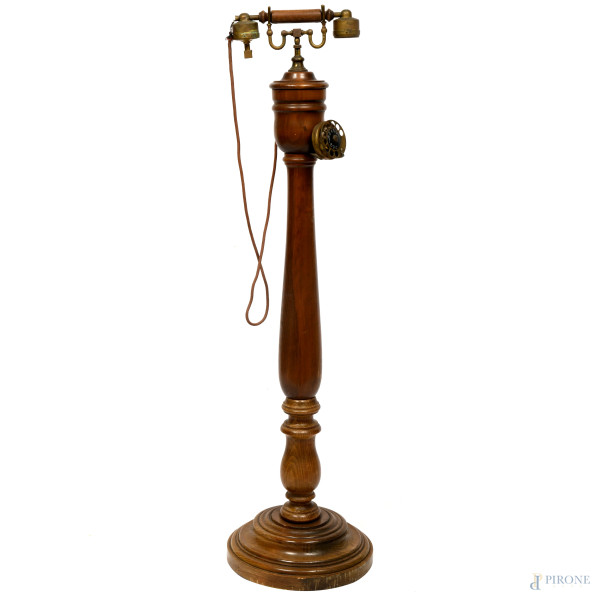 Telefono da terra con struttura in legno tornito ed elementi in ottone. XX secolo, altezza cm 118, (difetti, da revisionare)