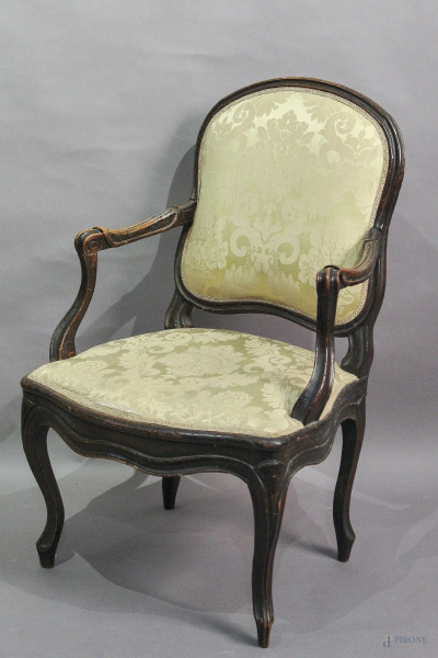 Poltrona Luigi XV in noce con seduta e dorsale in stoffa fiorata.