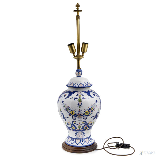 Vaso in maiolica dipinta con base in legno montata a lampada da tavolo, XX secolo, altezza massima cm 100, (sistema elettrico da revisionare)