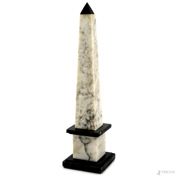 Obelisco in marmo, XX altezza cm 51, (segni di usura, difetti, scalfiture)