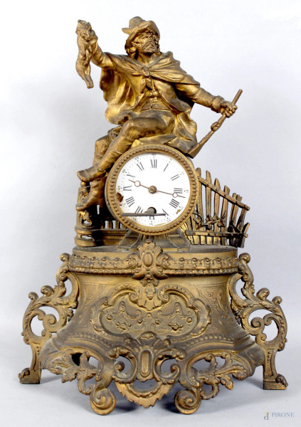Orologio da camino in antimonio dorato sormontato da cacciatore, quadrante circolare a numeri romani, cm h 42, XIX secolo, (meccanismo da revisionare).