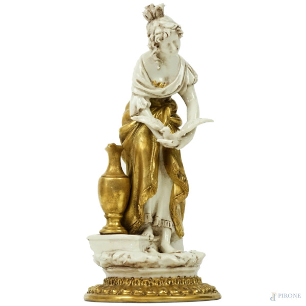 Fanciulla con colomba, scultura in porcellana bianca e dorata, Capodimonte, firmata B. Merli, cm h 25,5.