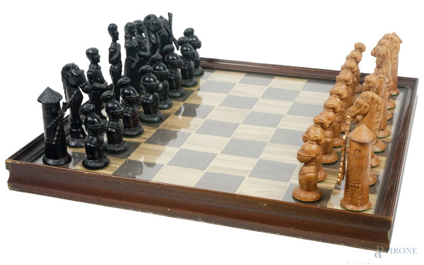 Scacchiera con scacchi in finto legno, XX secolo, (difetti e mancanze)