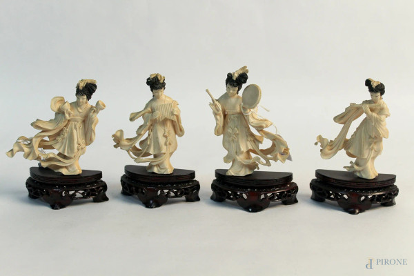 Lotto composto da quattro fanciulle musicanti in avorio, H 10 cm, Cina XIX sec.