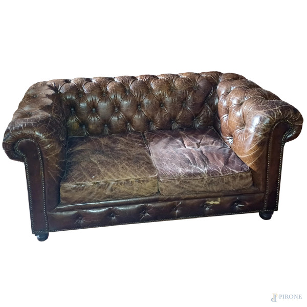 Divano Chesterfield  in pelle marrone a due posti, (difetti)