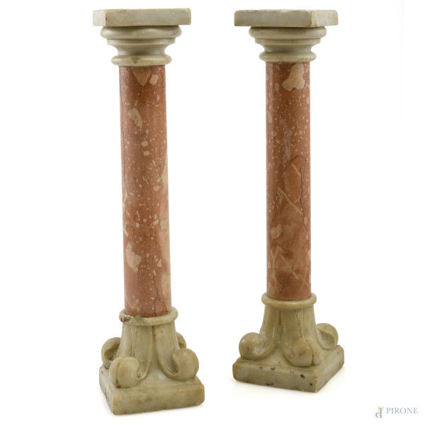 Coppia di colonne in marmo, XX secolo, altezza cm 35, (segni di usura, scalfiture, rotture, difetti)
