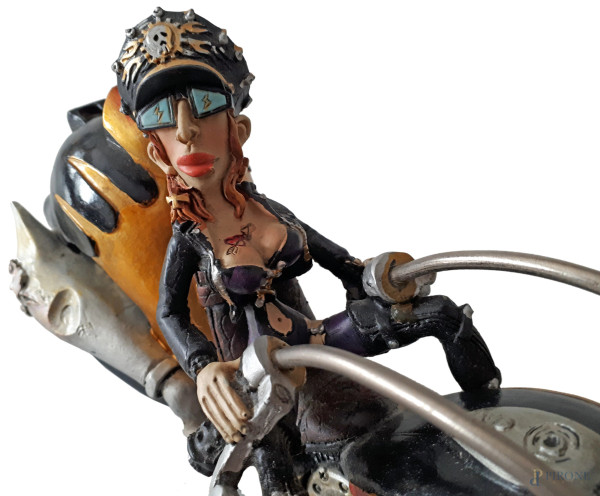 Dark Metal Art, Motociclista su Harley Davidson, resina policroma, cm 13x29