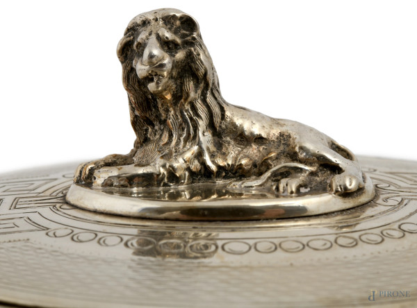 Portabonbon in argento con presa a foggia di leone poggiante su quattro piedini, XIX secolo, cm 1...