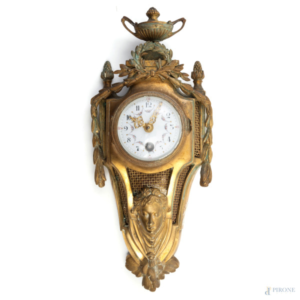 Orologio da muro in bronzo dorato e cesellato con quadrante a numeri arabi, XX secolo, cm 27x12, (segni di usura, difetti, da revisionare)