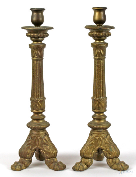 Coppia di candelieri in ghisa, fusti scanalati, gambe a zampa ferina, altezza cm 35,5, XIX secolo