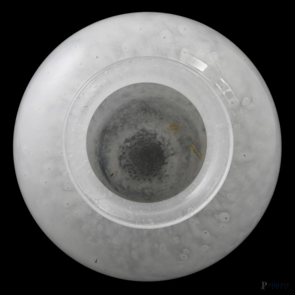 Vaso Steuben White Clutha Art Dèco, nei toni del bianco latte con bolle incorporate, XX secolo, a...