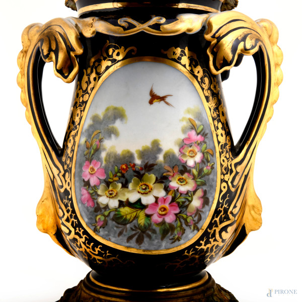 Lampada in porcellana dipinta nei toni del blu e dell'oro con decori floreali. Base e rifiniture ...