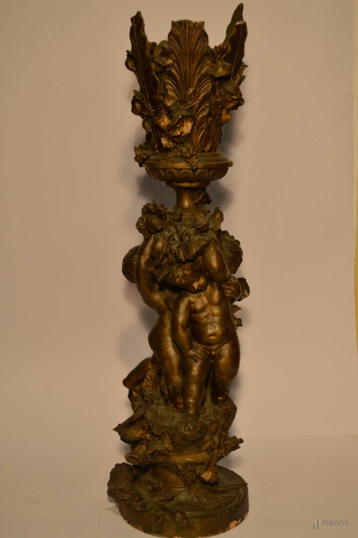 Alzata centrotavola retta da putti in terracotta, primi 900, (difetti e mancanze), h. 79 cm.