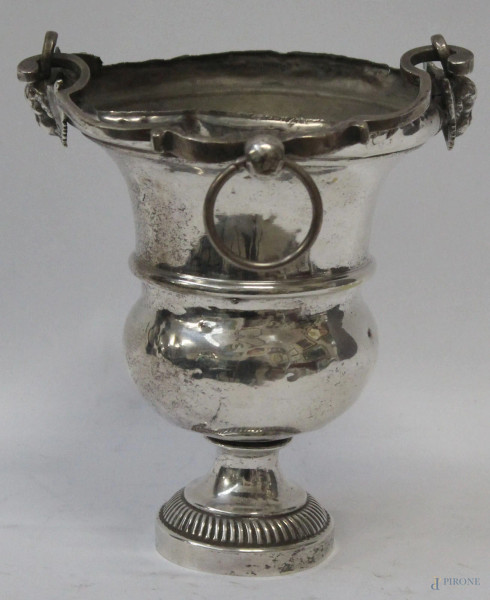 Acquasantiera in argento con testine di angioletti ai lati, h. 16 cm, XIX sec.