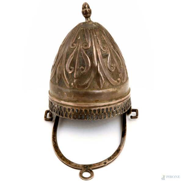 Coppia di acquasantiere da parete in argento cesellato, XX secolo, cm 25x11, peso totale gr. 180