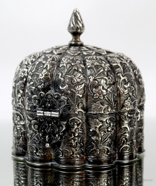 Scatola in argento con decori floreali cesellati e sbalzati, manifattura orientale, cm h 13, gr. 340, (difetti).