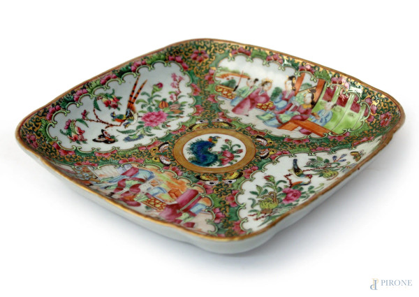 Piatto di linea quadrata in porcellana dipinta raffigurante scene di corte e motivi vegetali, cm 23x23, Cina, XIX sec.