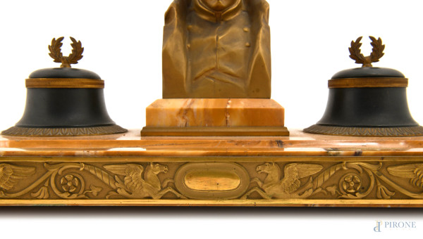 Calamaio in marmo giallo con busto di Napoleone Bonaparte, XIX secolo, cm 23x41,5x22,5, (difetti)