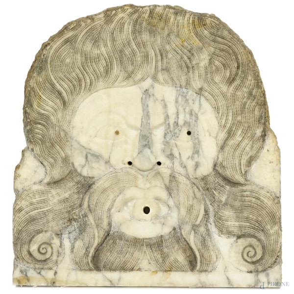 Bassorilievo in marmo raffigurante un mascherone per fontana, XX secolo, cm 42x40