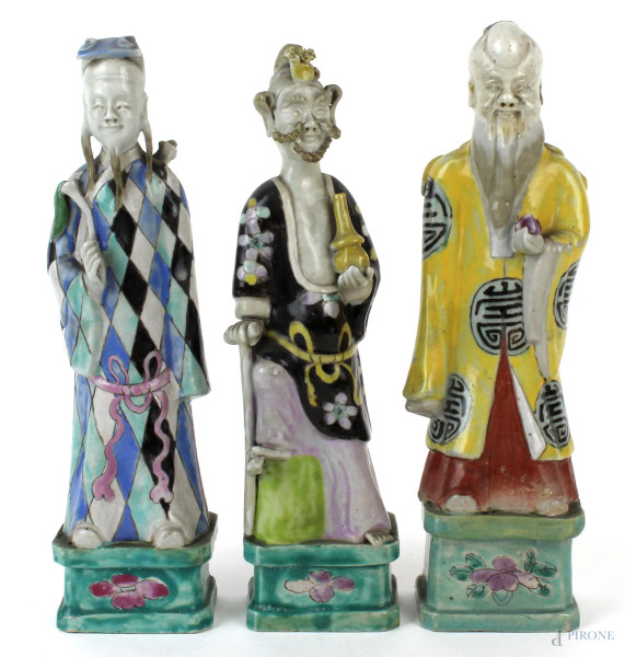 Tre saggi in porcellana policroma, altezza max cm.25, Cina, XX secolo