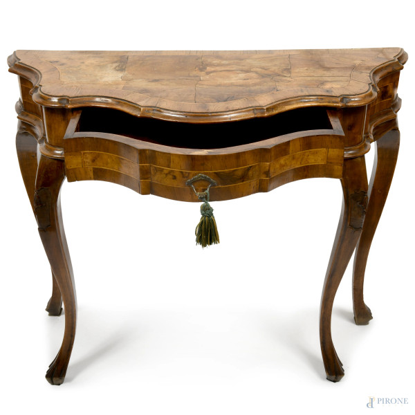 Consolle Vecchia Verona in noce e filetti in bosso dal profilo mistilineo a un cassetto, con gamb...