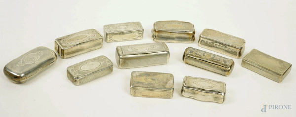 Lotto di undici tabacchiere in argento inciso, manifatture diverse, XIX secolo, misure max cm 9,5x5x2, peso gr. 918
