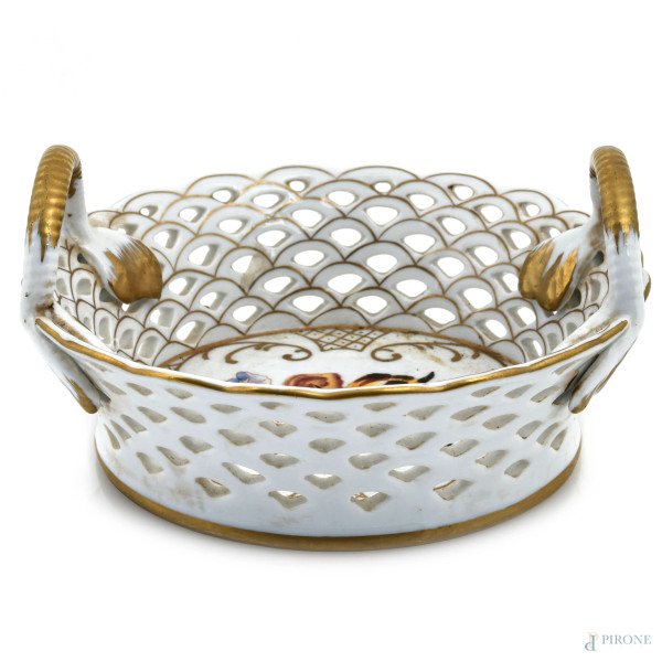 Cestino portabonbon in porcellana Meissen nei toni del bianco e dell'oro con decori floreali al cavetto, XX secolo, cm 8x16, (segni di usura, scoloriture)