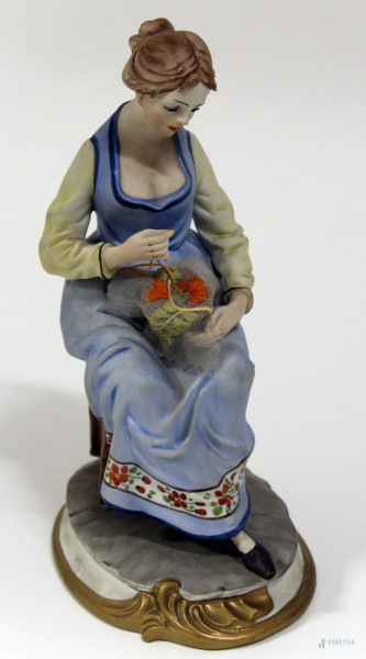 Fanciullo che cuce, scultura in bisquit marcata, H 25 cm.