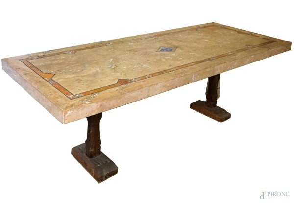 Grande tavolo con piano in marmi policromi e gambe in legno massello, XX secolo, cm 77x202x82, (difetti)