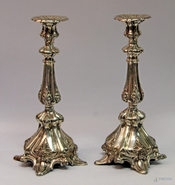 Antica coppia di candelieri ad un luce in argento con motivi floreali sbalzati, h.32 cm, gr.1890