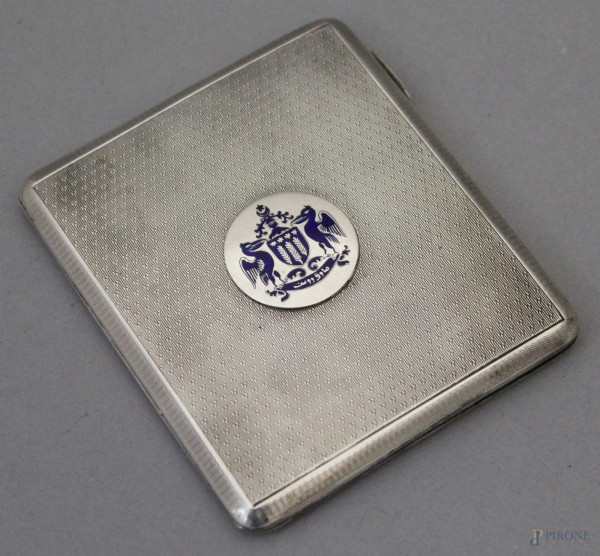 Portasigarette in argento con smalti raffigurante stemma araldico, cm. 9,5x8,5.