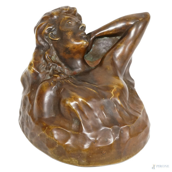 Scultura in bronzo raffigurante una figura femminile con base apribile rappresentante organo genitale femminile, firmato e datato Clodnel 1907, cm 12,5x15