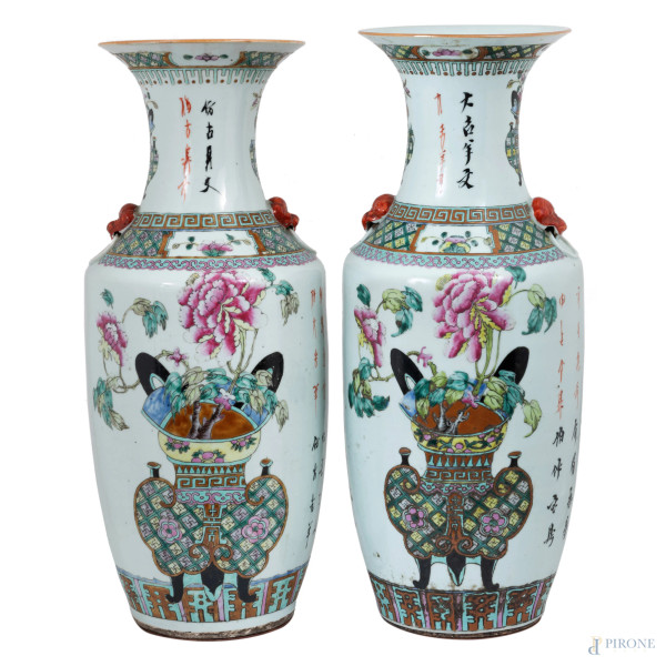 Coppia di vasi in porcellana cinese policroma decorata a motivi floreali, geometrico e ideogrammi...