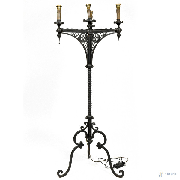 Lampada da terra in stile gotico a 4 luci, XX secolo, altezza cm 188, (segni di usura, difetti, da revisionare)