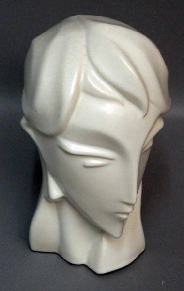 Testa femminile, scultura in maiolica bianca, H. 30 cm.