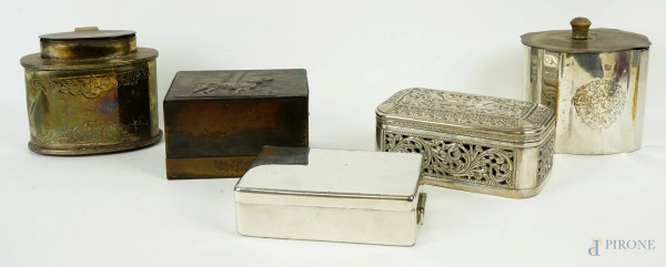 Lotto composto da cinque scatoline di materiali e forme diverse, misure max cm 8,5x11,5, XX secolo, (segni del tempo).