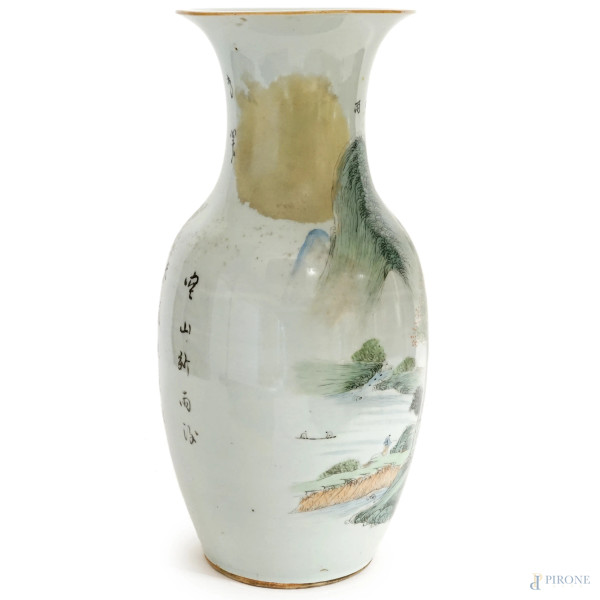 Vaso in porcellana con paesaggi dipinti, Cina, XX secolo, altezza cm 43 (restauri)