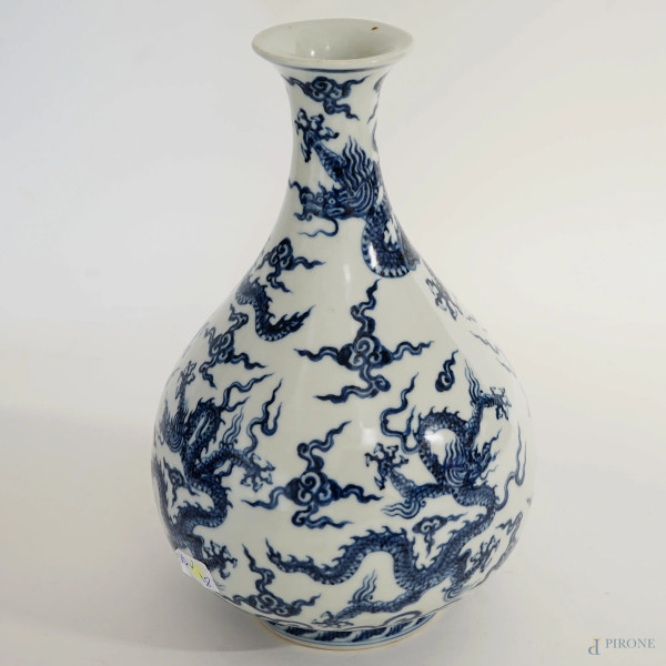 Vaso in porcellana bianco e blu a decoro di dragoni, cm h 28, Cina, XX secolo.