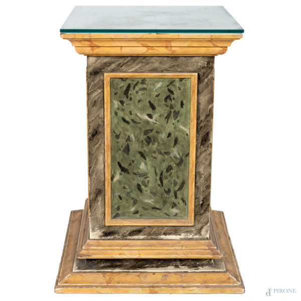 Supporto a guisa di colonna a sezione quadrata in legno dipinto nei toni del verde e dell'ocra a finto marmo con piano in vetro, XX secolo, altezza cm 72, (segni di usura, scalfiture, difetti)