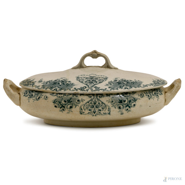 Zuppiera con coperchio in maiolica a fondo bianco con decori floreali nei toni del turchese, XX secolo, cm 8x29x18  (difetti)