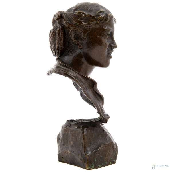 Lotto di due bustini in bronzo patinato raffiguranti un'anziana e una giovane donna, XX secolo, a...