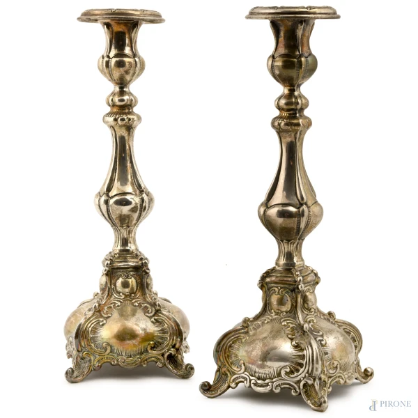 Coppia di candelieri in argento con decori cesellati, peso gr. 720, altezza cm 26