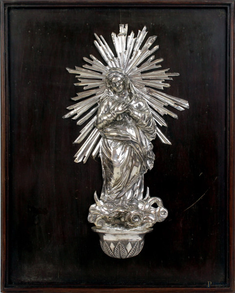 Acquasantiera in argento, Genova XIX secolo,  punzone della Torretta, interamente sbalzata con figura della Vergine Immacolata, vasca cesellata a foglie di alloro, supporto ligneo, cm 25x14x8