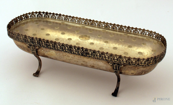 Alzata portafiori di linea ovale in argento cesellato e traforato, gr. 500, h 8x28x12 cm 