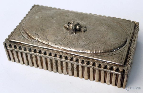 Cofanetto portagioie in argento cesellato, gr. 530.