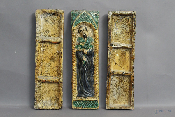 Lotto di tre antiche placche in maiolica policroma a soggetto di figure religiose, H 38 cm.