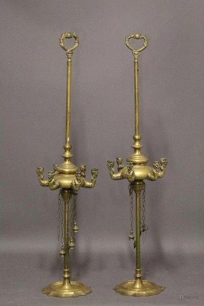 Coppia centilene a sei luci in bronzo e ottone, XIX sec, h. 126 cm.