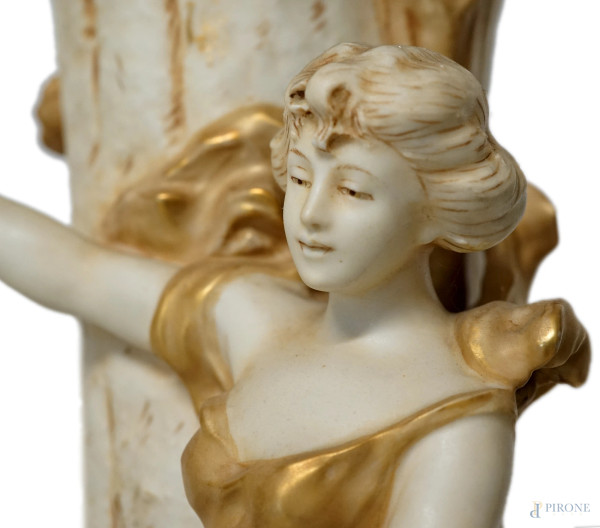 Coppia di vasi in porcellana rappresentati Orfeo e Euridice, firmato Raphanel, Royal Dux Bohemia,...