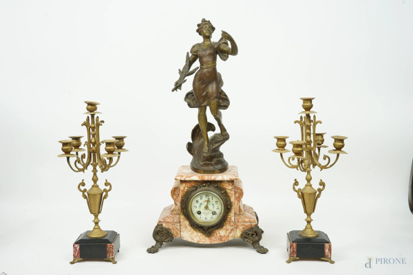 Trittico composto da orologio e coppia di candelabri in marmi policromi e metallo dorato, Francia, inizi XX secolo